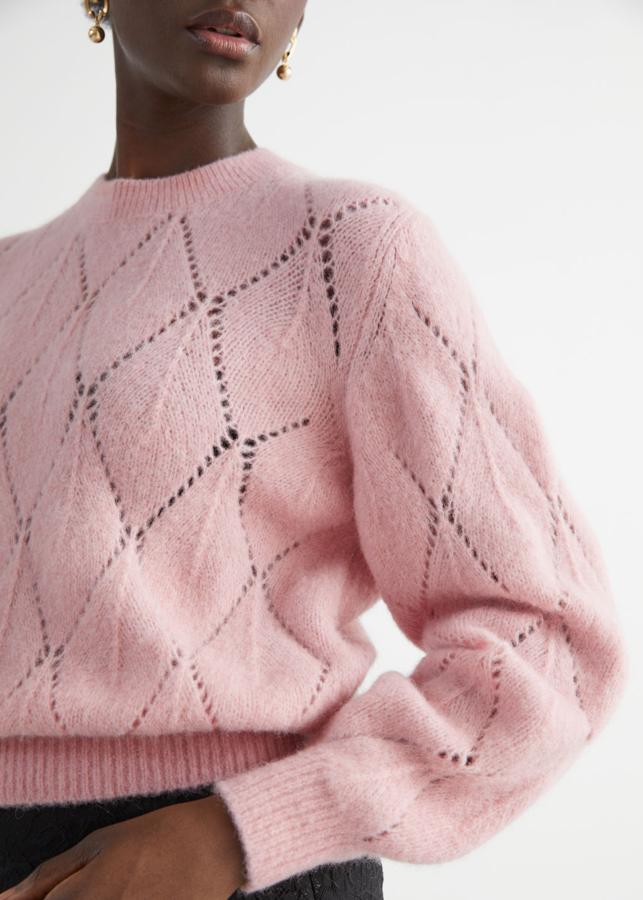 Jersey de punto calado de alpaca en rosa empolvado de &OtherStories: 89 euros. Tallas: XS, S, M y L. También en color morado pastel y beige.