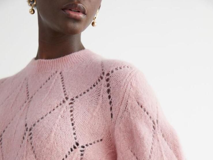Fotos: Jerséis y chaquetas de punto calado perfectos para combinar con camisa en invierno y lucir también en primavera