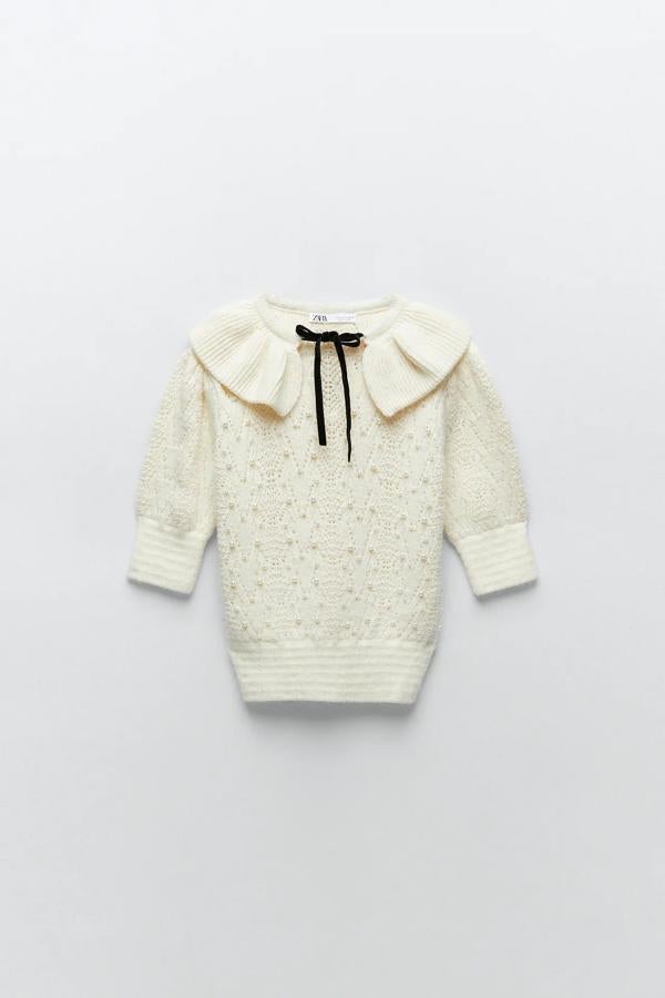 Top de punto calado con perlas color crudo de Zara: 25,95 euros. Cuello bobo con lazo a contraste y mangas francesas. Tallas S, M y L.