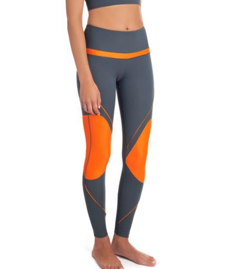 Leggins grises con detalles en naranja fuerte, de Idawen (70 euros).