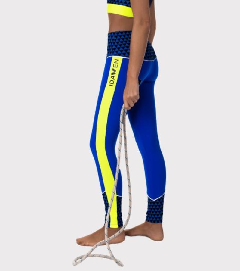 Leggins azul eléctrico con franja en amarillo, de Idawen (80 euros).