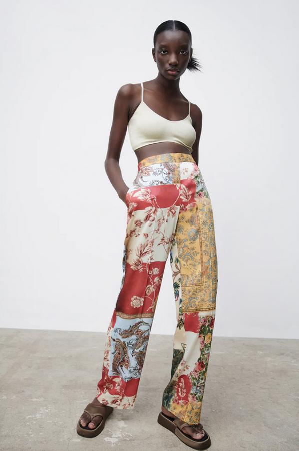 Con estampado tipo patchwork en verde, rojo y mostaza, este pantalón de tiro alto y cintura elástica con perneras anchas de Zara viene con bolsillos laterales y de vivo en espalda. Cuesta 29,95 euros y podemos encontrarlo entre las tallas XS y L.