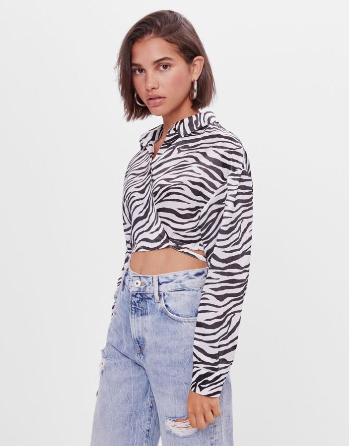 Camisa cropped cruzada de manga larga con estampado de cebra, de Bershka (3,99 €).