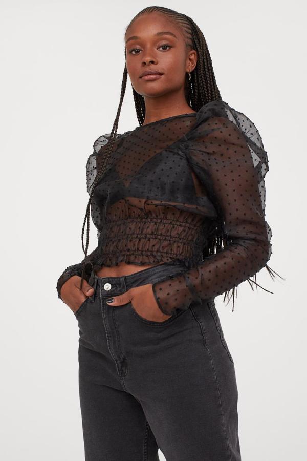 Blusa de gasa transparente con mangas abullonadas y cintura elástica, de H&M (6,99 €).