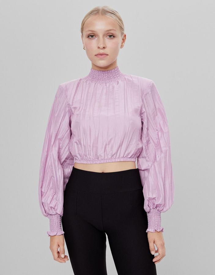 Blusa de tejido plisado con cuello alto, de Bershka (1,99 €).