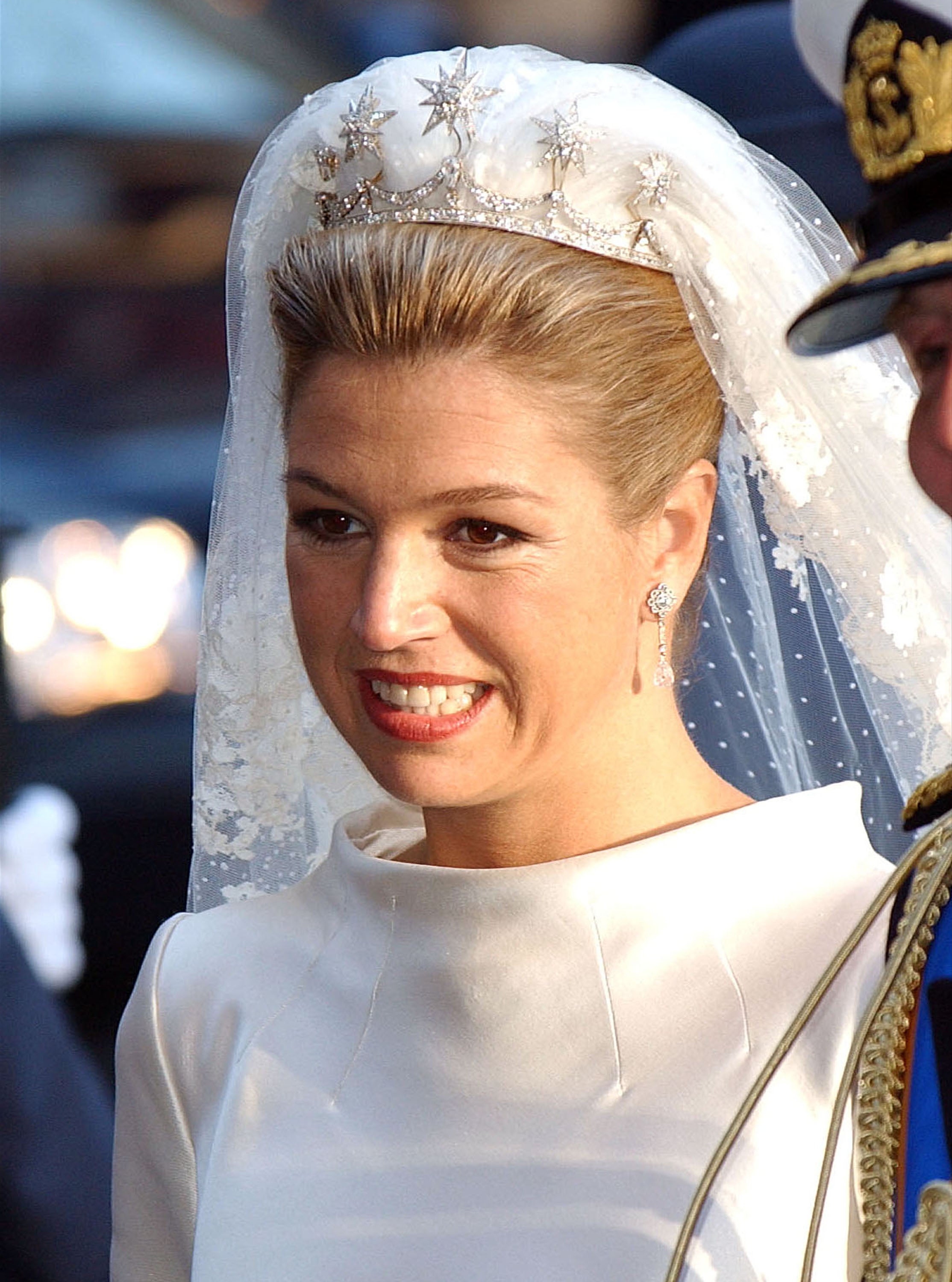 El elemento más especial del look de Máxima de Holanda el día de su boda fue, sin duda, la tiara que lució, y que fue un diseño propio creado por la novia a partir de dos piezas del joyero real: sustituyó las grandes perlas de la Tiara de Perlas o Tiara de Margaritas, la misma que utilizó la Reina Beatriz el día de su coronación, por unos broches de diamantes en forma de estrella (regalo de boda a la reina Emma cuando se casó con el rey Guillermo III). Aunque después ha utilizado las piezas originales por separado, desde su boda esta creación única recibe el nombre de Tiara Máxima.