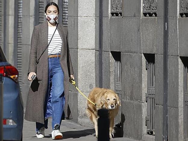 Tamara Falcó paseando por Madrid.