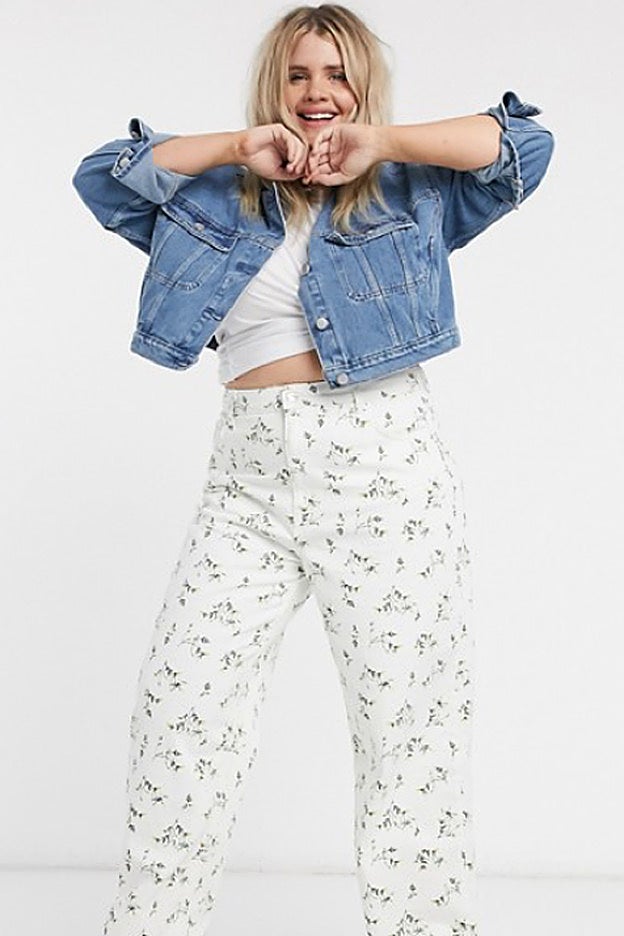 La versión en talla grande de Asos de los vaqueros con estampado de flores.