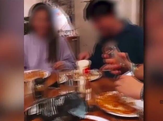 En las imágenes se les puede ver juntos y sin mascarilla, cenando pizza.