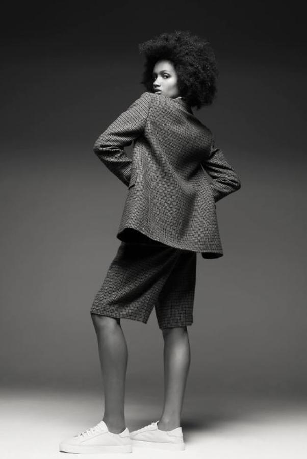 Con un aire muy noventero, nos encanta este look 'working girl' de traje de cuadros con bermudas (69.95 euros la chaqueta y 29.95 euros los pantalones) combinado con zapatillas.