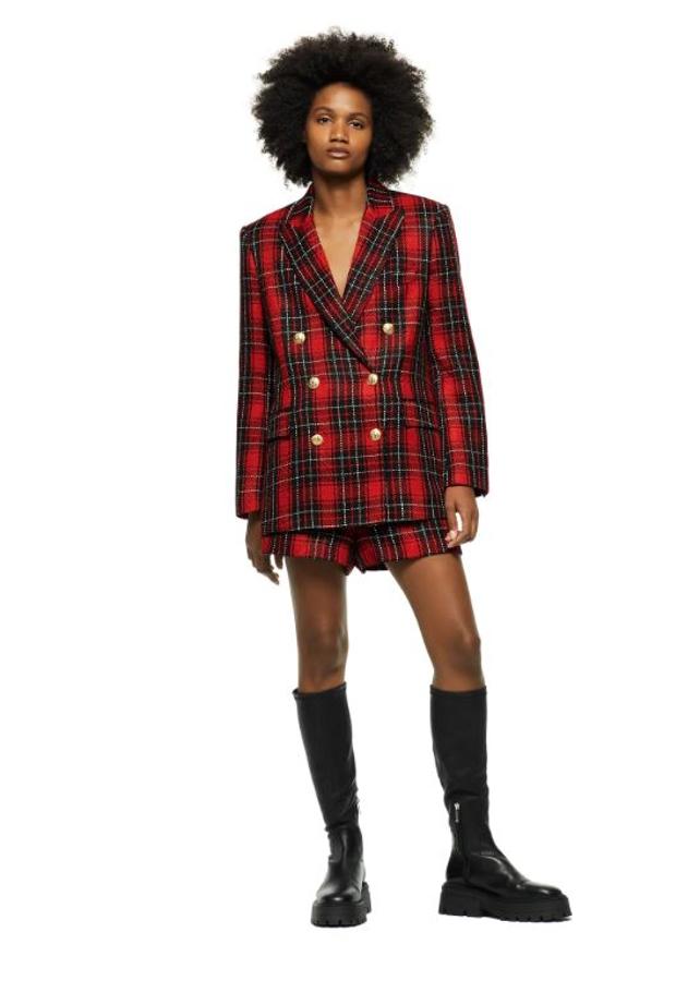 El estampado tartán vuelve con fuerza (¿alguna vez se fue?) y nos deja este traje sensacional de amaricana cruzada con botones dorados en contraste (79.95 euros) y shorts a juego (29.95 euros).