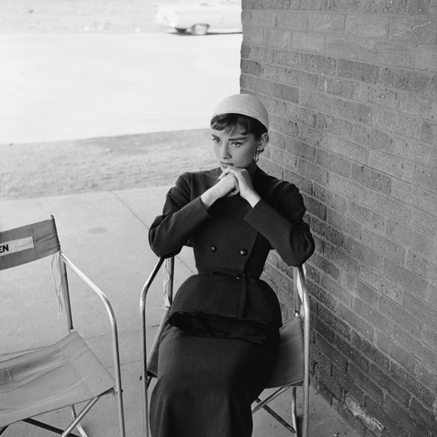 Sin embargo, este (también de Givenchy y que también forma parte del espectacular vestuario de ‘Sabrina’), sí que podríamos llevarlo tanto para ser la invitada perfecta como para una reunión muy especial. Nos encantan las siluetas con cintura marcada.