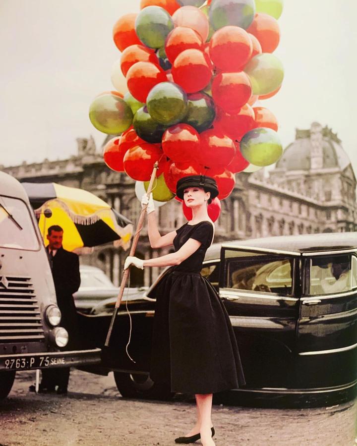 ¿Y este look de ‘Funny Face’? Total. Y no solo por la falda evasé, sino también por el escote en la espalda; un toque delicado y tremendamente femenino que aligera mucho la sobriedad del estilismo.