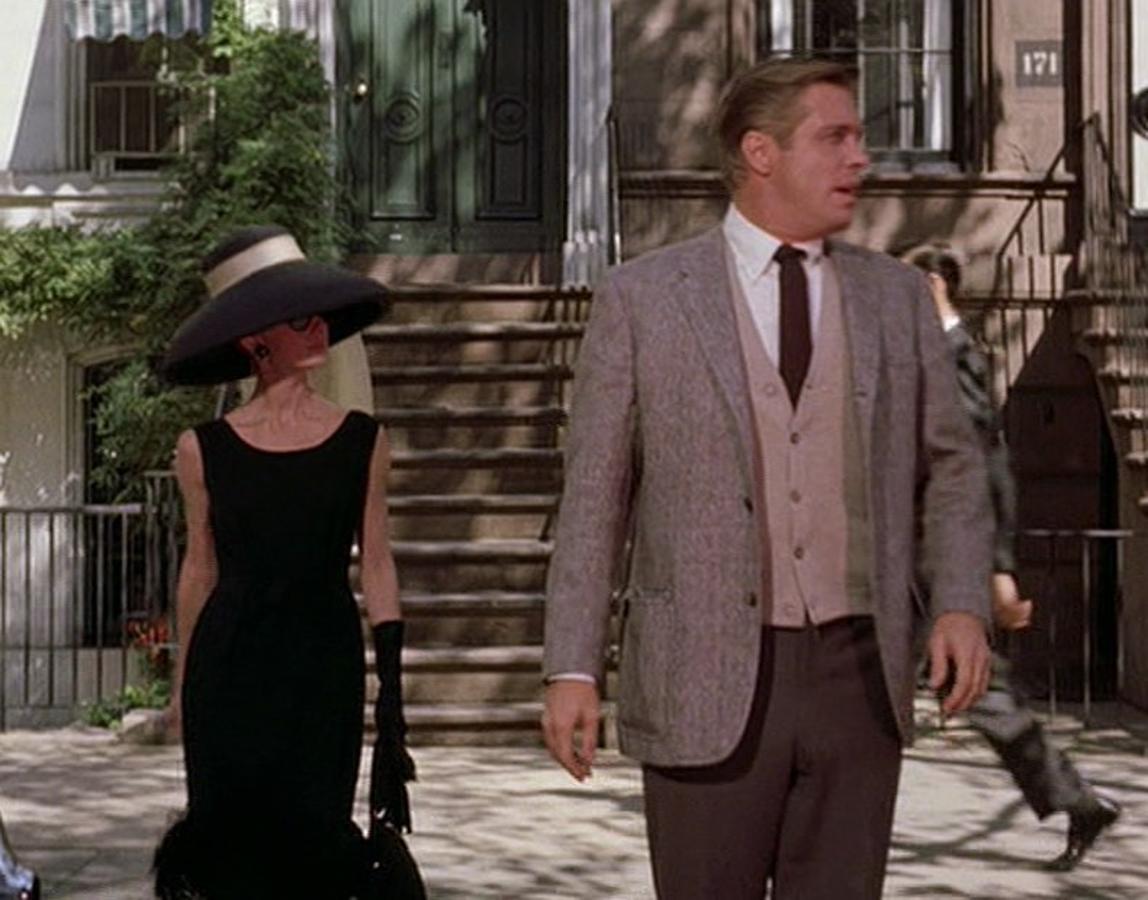 Para muchas, este es el LBD perfecto. Quizá los guantes, en según qué ambiente, nos resulten excesivos en este momento. Sin embargo, la pamela sigue siendo uno de los elementos más imitados (y demandados) de ‘Desayuno con diamantes’. Nos consta, incluso, que muchas clientas van a talleres de sombrerería buscando las manos perfectas (y la horma) que se atrevan a replicarla.