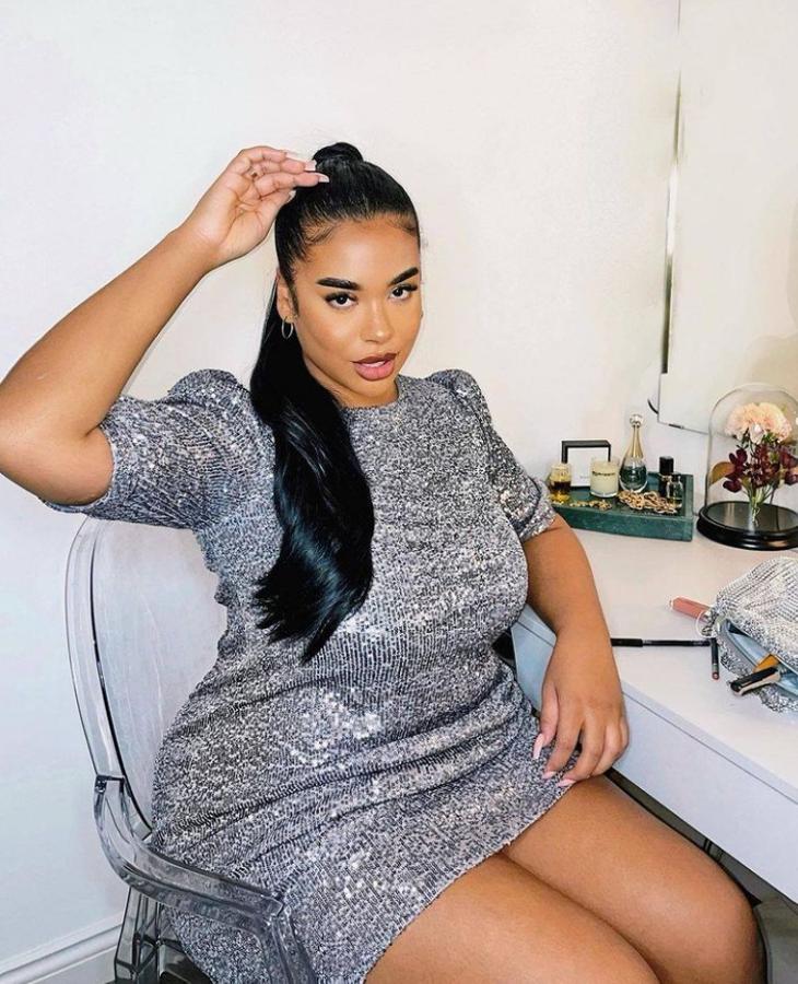 Ahora no podemos salir, pero ¿quién dice que no podemos ponernos divinas en casa? Con este vestido plateado de Primark, lo conseguirás.