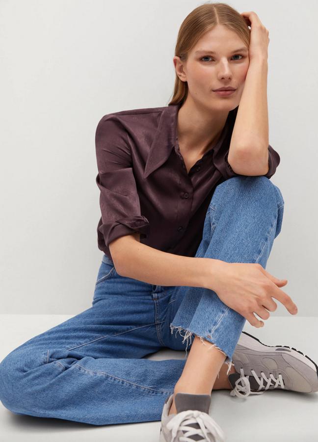 Disponible en violeta y en granate, esta camisa con acabado satinado, diseño recto y cuello de solapa XL con cierre de botones a tono en el frontal y los puños está disponible entre las tallas XS y L por 29,99 euros.