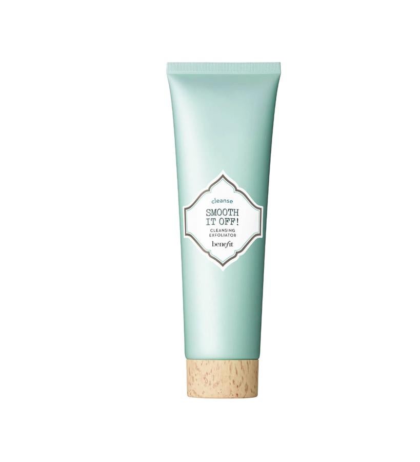 Desincrusta los poros, elimina el maquillaje y elimina suavemente la piel de las células muertas de la piel, con una fórmula suave y que no reseca, gracias a las perlas de jojoba.  Limpiador exfoliante Smooth it Off de Benefit Cosmetics  (24,99 €).