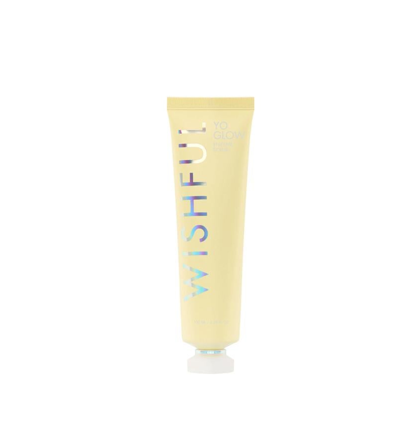 Suave pero potente, combina enzimas de piña y papaya, BHA y AHA que dejan la piel suave, radiante y brillante, con resultados duraderos en solo 10 días.  Yo Glow Enzyme de Wishful  (38,99 €).