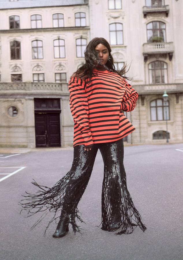 Jersey con mangas desmontables, pantalón de lentejuelas con flecos y botas de cuero, todo de la colección Studio SS21 de H&M.