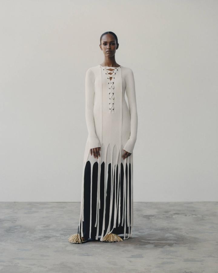 Vestido de punto con flecos, falda negra y sandalias, todo de la colección Studio SS21 de H&M.