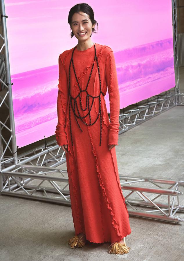 Vestido de manga larga con pespuntes a la vista, collar de cuerpo y sandalias, todo de la colección Studio SS21 de H&M.