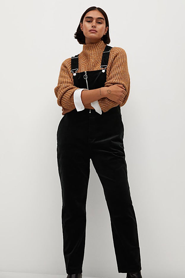 El peto de Violeta tiene un patrón recto y perneras 'slim fit'.