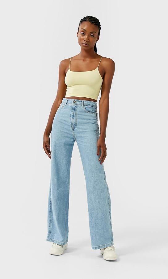 Jeans de tiro alto con pernera ancha. Precio actual: 29,99 euros.