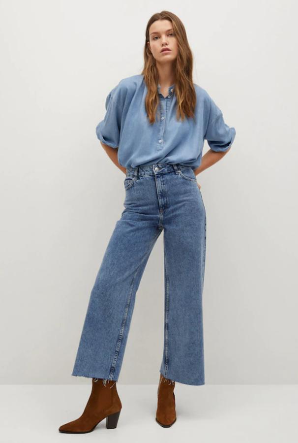 Vaquero ancho tipo culotte de tiro alto con terminaciones deshilachadas. Precio actual: 25,99 euros.