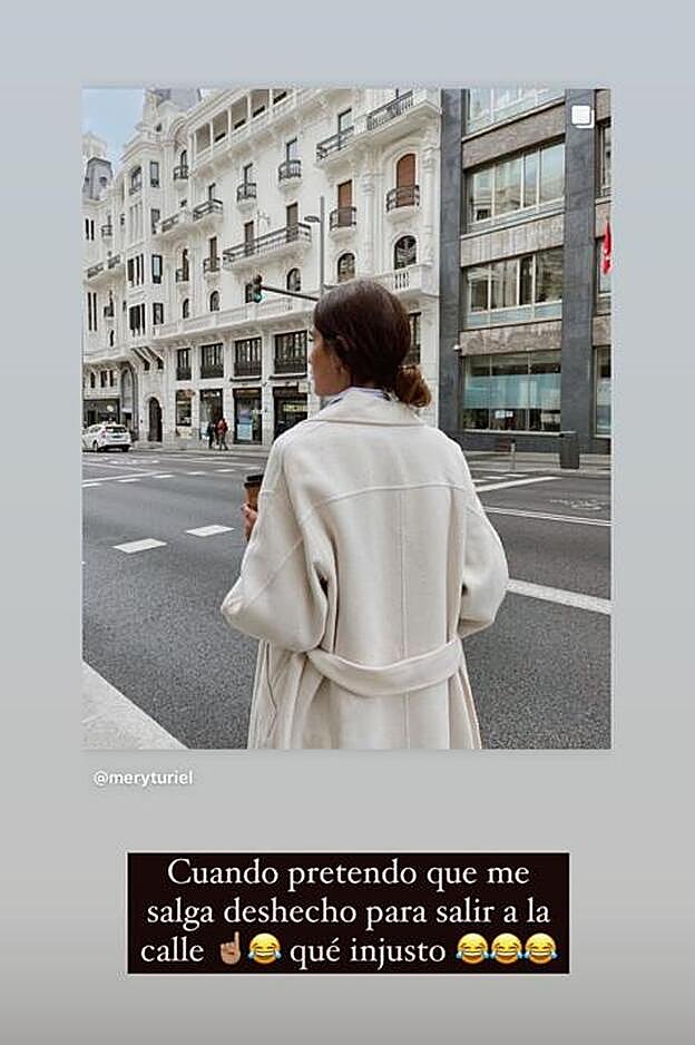 Mery Turiel nos muestra el resultado de su moño bajo despeinado, quizá un poco más peinado de lo deseado.