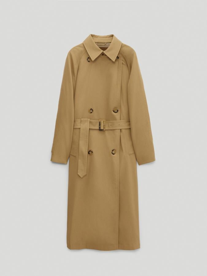 En color crudo, esta gabardina confeccionada en tejido de algodón y lyocell viene con cuello clásico, dos bolsillos laterales y detalle de cinturón con hebilla a tono. Con cierre de doble botonadura frontal, cuesta 149 euros y está disponible en las tallas S, M y L.