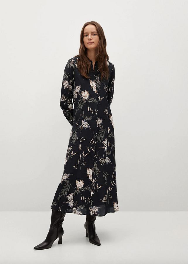 En tejido ligero negro con estampado de flores blancas, este vestido de diseño midi acampanado con cuello de solapa y cierre frontal de botones tiene un precio de 39,99 euros y está disponible entre las tallas XS y XL.
