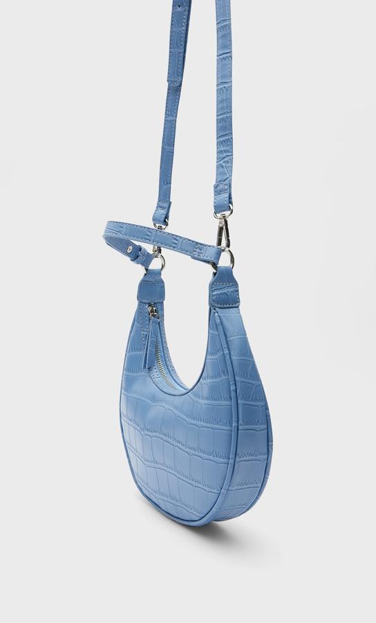 Bolso ovalado azul con piel grabadaen color azul lavanda de Stradivarius (15,99 euros)
