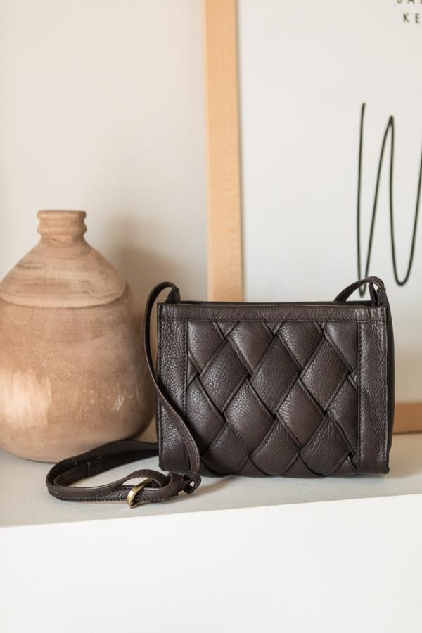 Bolso acolchado en color marrón oscuro de la nueva colección de EseOese (65,99 euros)