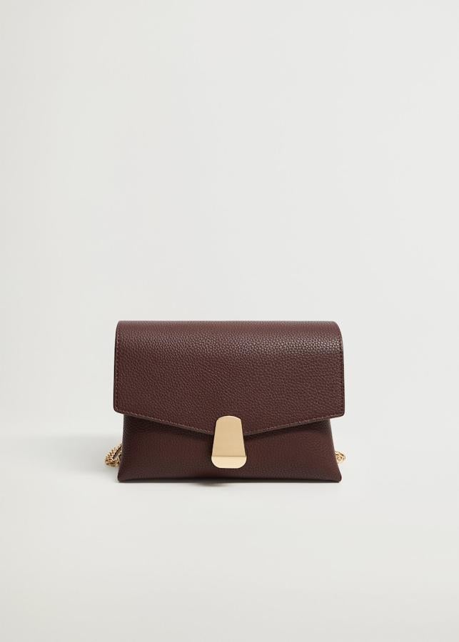 Bolso bandolera en color burdeos de la nueva colección de Mango (15,99 euros)