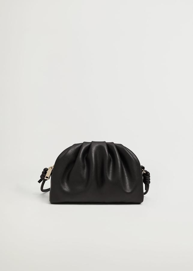 Bolso arrugado en color negro con asa larga de la nueva colección de Mango (19,99 euros)