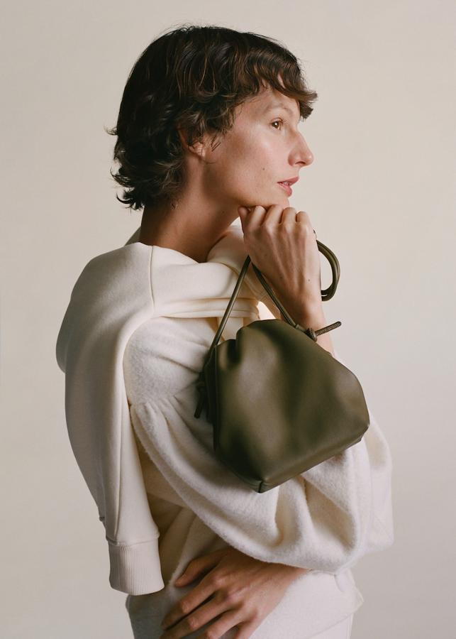 Bolso arrugado en color caqui con asa larga de la nueva colección de Mango (19,99 euros)