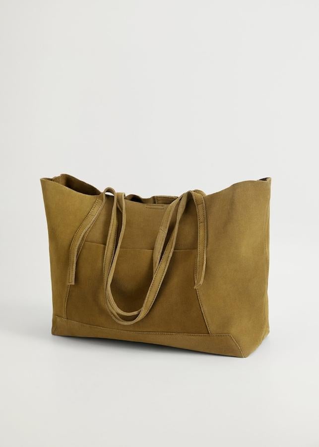 Bolso de estilo shopper caqui de ante de la nueva colección de Mango (39,99 euros)