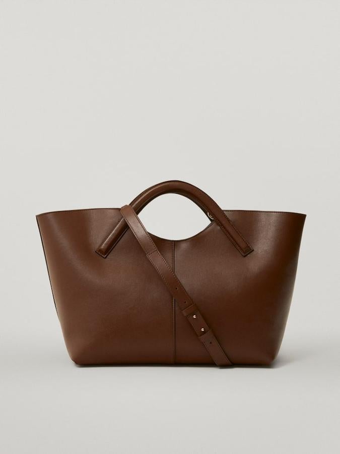 Bolso marrón con asa corta circular de la nueva colección de Massimo Dutti (129,99 euros)