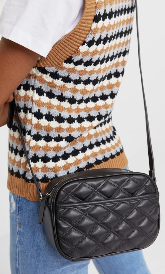 Bolso acolchado en color negro de la nueva colección de Stradovarius (12,99 euros)