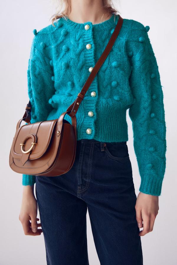 Bolso bandolera en colro cuero con detalles dorados de la nueva colección de Zara (59,99 euros)