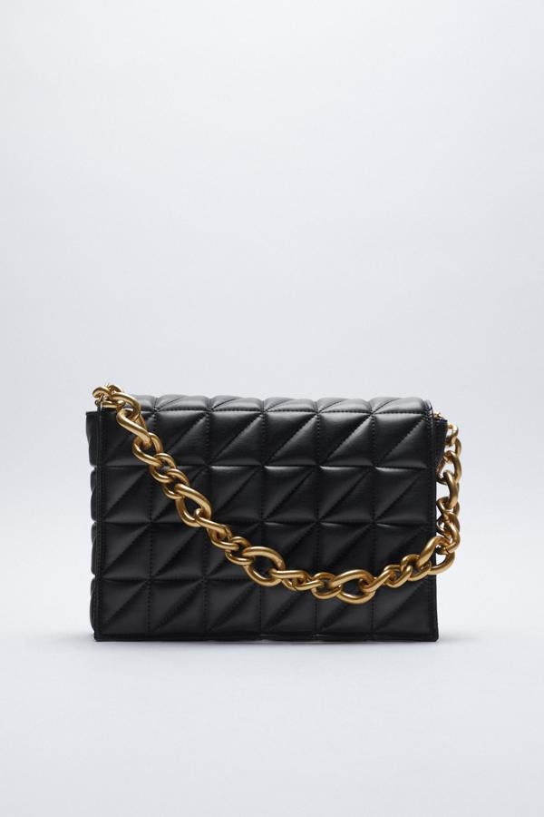Bolso acolchado de color negro con cadena dorada de la nueva colección de Zara (29,99 euros)