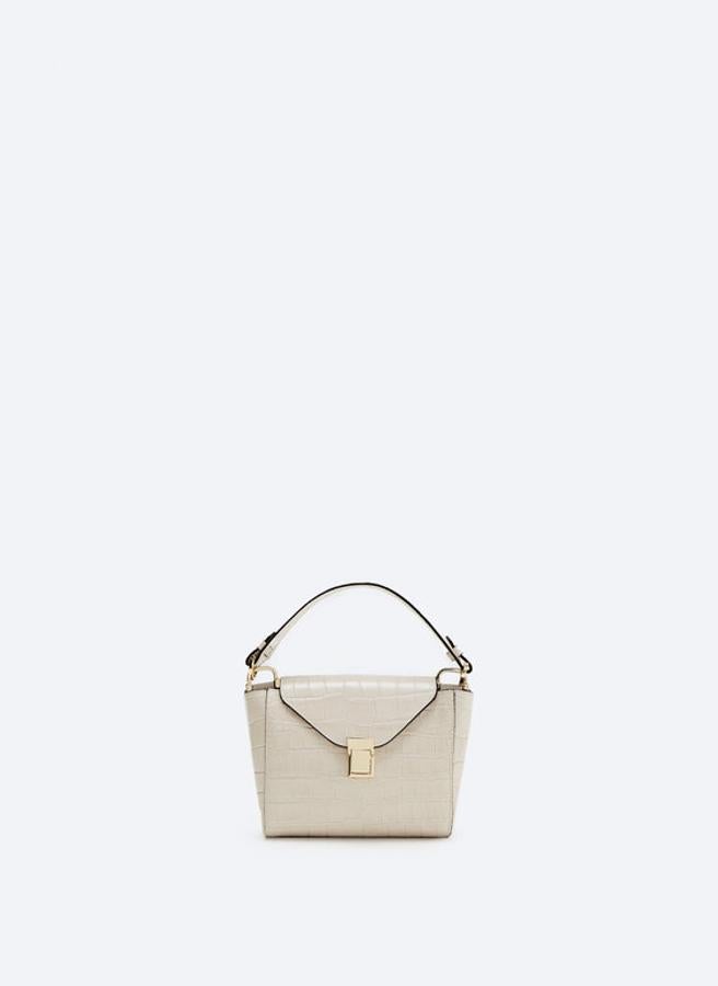 Bolso en color crudo con cierre dorado y asa corta de la nueva colección de Zara (19,99 euros)