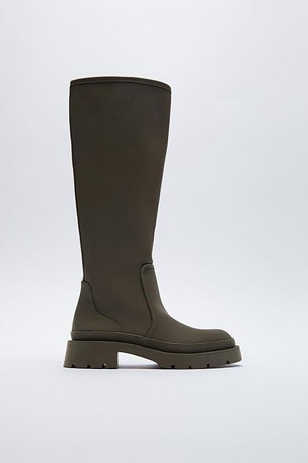 Las botas engomadas de color verde, superventas en Zara.