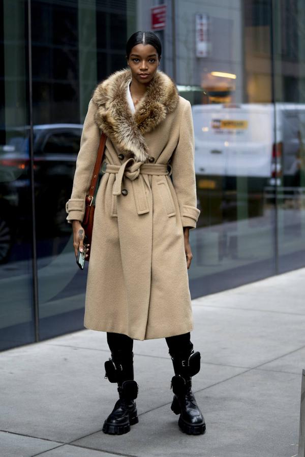 En tejido de pelo de camello y con pelo sintético en la misma gama cromática alrededor del cuello.
