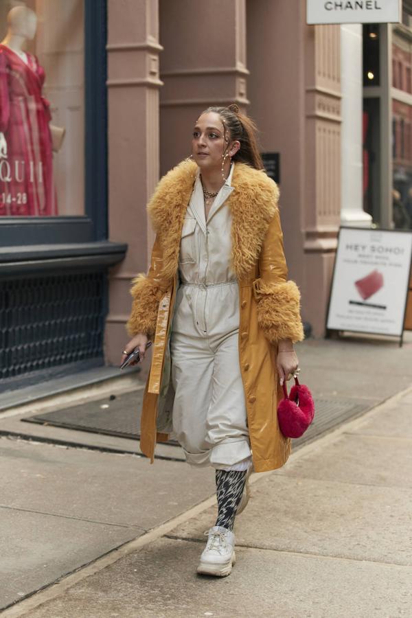 Un patrón setentero y un estilismo que se decanta por el casual deportivo.