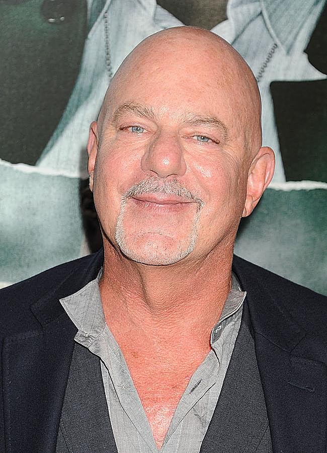 La actriz italiana Asia Argento, que ya declaró también contra Weinstein, ha acusado al director de Fast & Furious de abuso sexual cuando copincidieron en el rodaje de Triple X. En su libro “Anatomía de una corazón salvaje” la actriz describe cómo el director le hizo beber GHB para drogarla y despertó desnuda en su cama sin saber qué había pasado. No es la primera que el nombre del director se relaciona con un escándalo de este tipo.