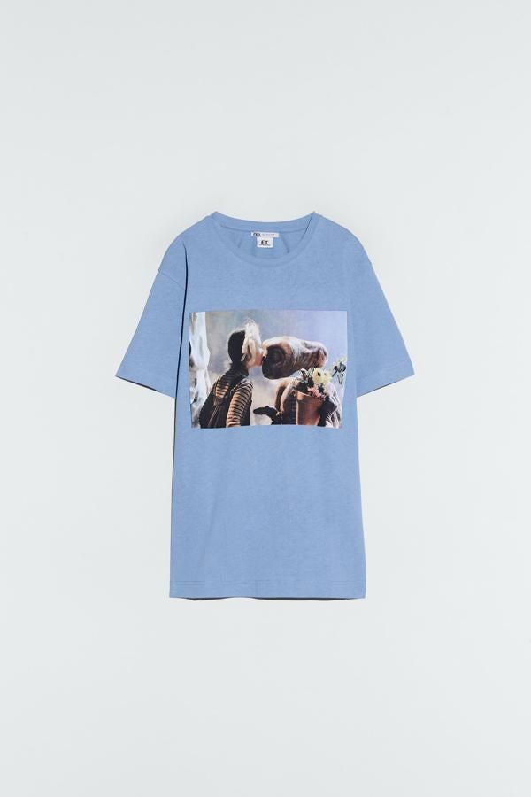 Camiseta azul lavanda con imagen de la película "E:T. el extraterrestre" de Zara (17,99 euros(