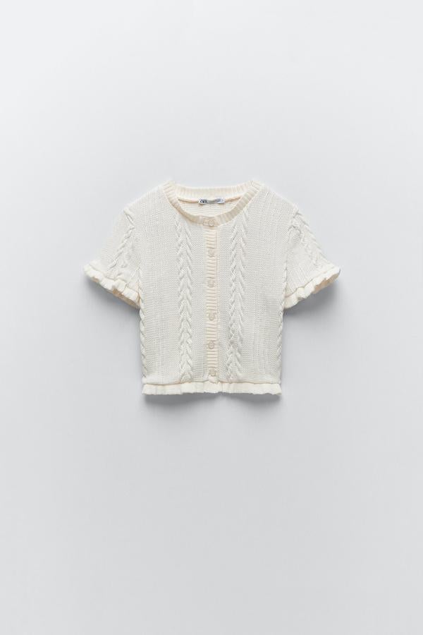 Chaqueta corta calada en color blanco de la nueva colección de Zara (17,99 euros)