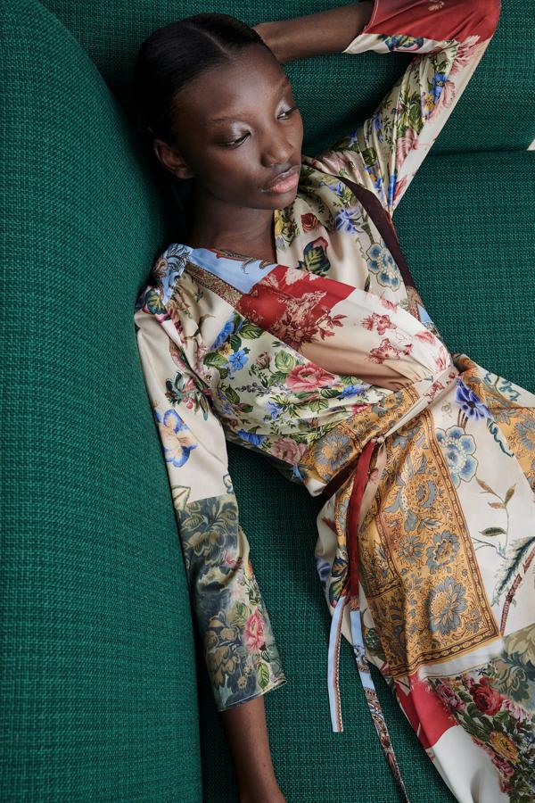 Vestido estampado cruzado con cinturón de la nueva colección de Zara (39,99 euros)