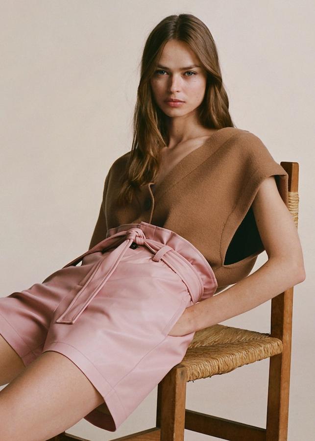 Shorts con efecto piel y cinturón de la nueva colección de Mango (29,99 euros)